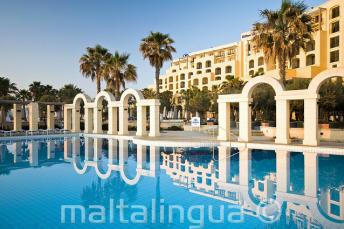 La piscine extérieur du Hilton à St Julians, Malte