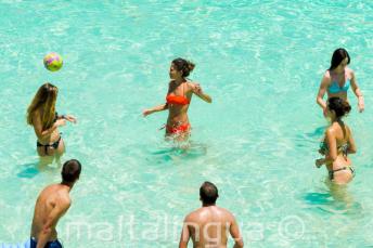 Étudiants de l'école d'anglais jouent au volleyball à Blue Lagoon, Malte
