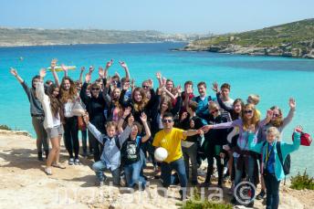 Un groupe d'étudiants d'anglais en excursion à Comino, Malte