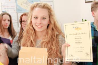 Jeune étudiante de langue avec son certificat de cours d'anglais
