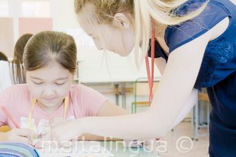 Un insegnante aiuta un bambino in classe