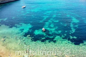 Vue d'une baie à Malte Avec l'eau tourquoise