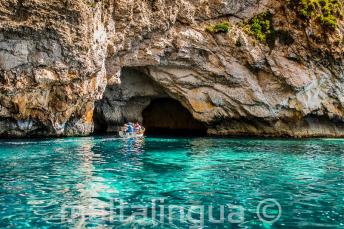 Eau turquoise à Blue Grotto, Malta.