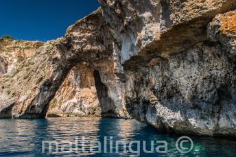 Un arc rocheux dans la mer à Blue Grotto, Malte