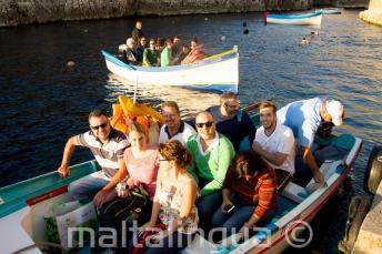 Les étudiants prêts pour un voyage en bateau à Blue Grotto.