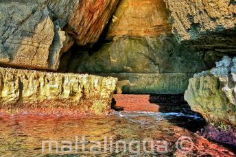 Des couleurs vives dans l'eau à Blue Grotto