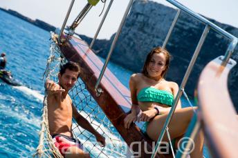 2 étudiants se détendent sur le bateau à Comino, Malte.