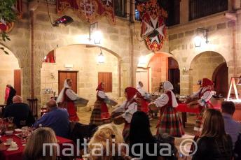 Les danseurs traditionnels maltais en un spectacle dans un restaurant