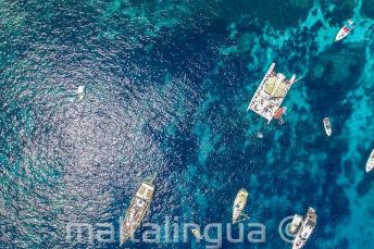 Photo aérienne des bateaux à Crystal Bay, Comino