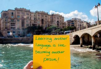 Apprendre une autre langue est comme devenir une autre personne. À Balluta Bay, St Julians