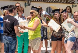 À la fin de leur cours d'anglais à Malte les étudiants reçoivent un certificat