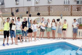 Jeunes étudiants d'anglais reçoivent leur certificats des cours