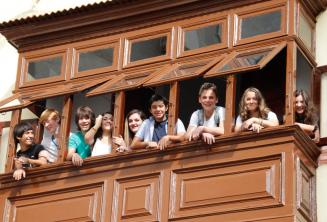 Étudiants ados au balcon de l'école