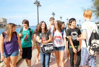 Jeunes étudiants marchant ensemble