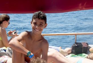 Un jeune étudiant de l'école lors d'un voyage en bateau