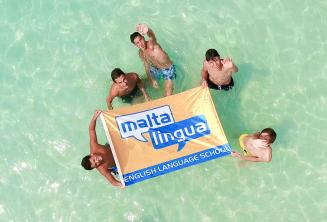 Jeunes étudiants à une excursion à Blue Lagoon, Malte