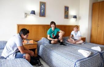 3 jeunes étudiants dans une chambre de la résidence de l'école