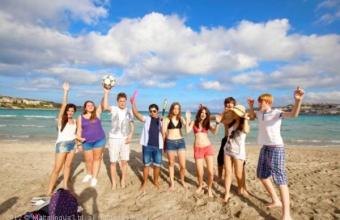 Les jeunes étudiants sur la plage