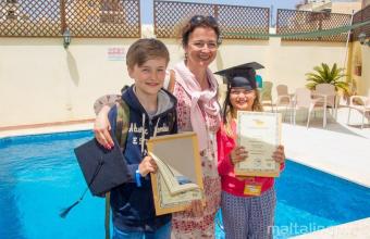 Une mère avec ses deux enfants ayant complété le cours de langue