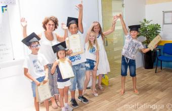 Enfants avec leurs certificats des cours d'anglais