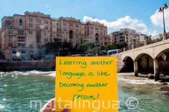 Apprendre une autre langue est comme devenir une autre personne. À Balluta Bay, St Julians