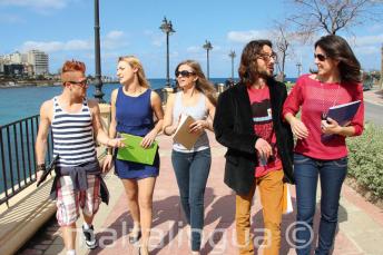 Les étudiants pratiquent l'anglais après les classes près de St Julians Bay, Malta