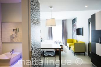 Photo de la suite et la salle de bain de l'hôtel Valentina