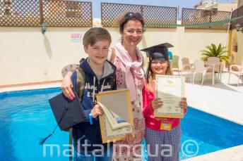 Une mère avec ses deux enfants ayant complété le cours de langue