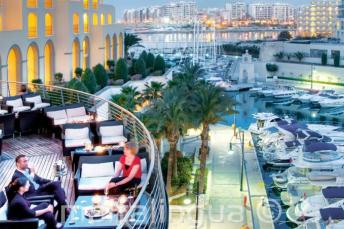 Balcon et Portomasso Harbor à l'hôtel Hilton Malte