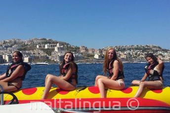 4 filles en promenade en bateau banane