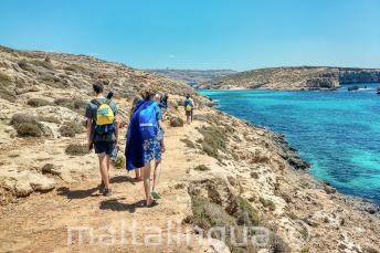 Étudiants de langue anglaise marchant à côté de Blue Lagoon