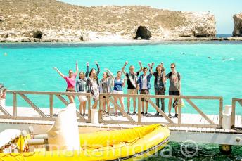 Un groupe d'étudiants près du bateau à Blue Lagoon, Comino