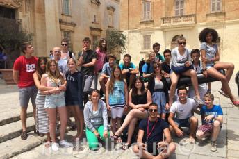 Étudiants assis sur un canon à Mdina