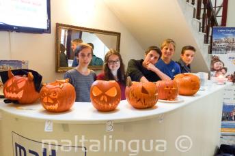 Jeunes étudiants avec de citrouilles sculptées à la réception de l'école