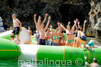 Élèves de l'école à un parc aquatique à Malte