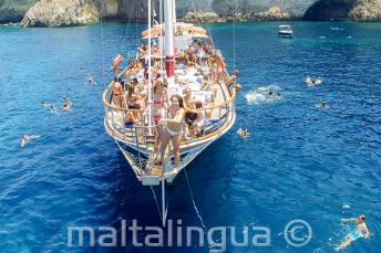 Étudiants d'anglais en excursion en bateau prêts à sauter à la mer