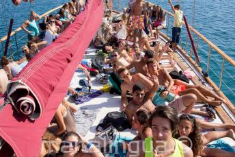 Bain de soleil des étudiants sur le pont du bateau