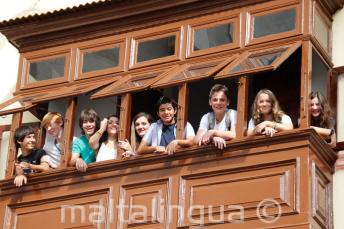 Étudiants ados au balcon de l'école