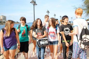 Jeunes étudiants marchant ensemble