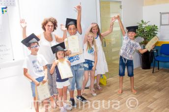 Enfants avec leurs certificats des cours d'anglais