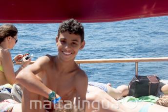 Un jeune étudiant de l'école lors d'un voyage en bateau