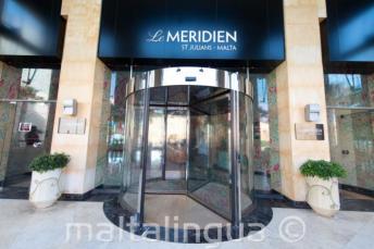 Porte tournante à l'entrée de l'hôtel Le Meridien à St Julians