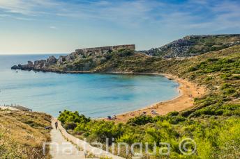 Vue d'une plage de sable à Mellieha, Malte