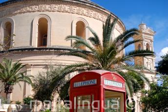 Cabine téléphonique rouge en face du rond-pont de Mosta