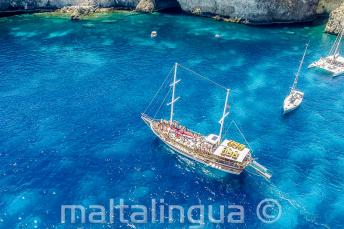 Une goélette turque à Crystal Bay, Comino