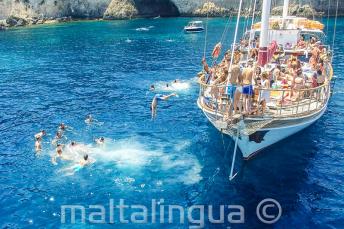 Étudiants de langues sautant du bateau à Crystal Bay, Comino.