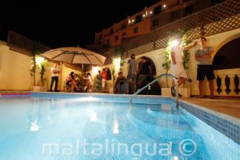 La piscine sur le toit de l'école le soir