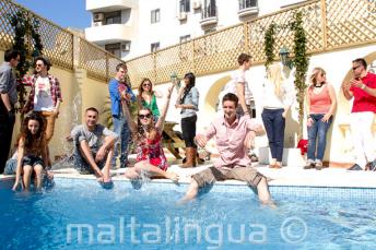 Les étudiants de langue se rafraîchissent à la piscine de l'école