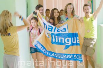 Un groupe d'étudiants avec un drapeau à l'école d'été