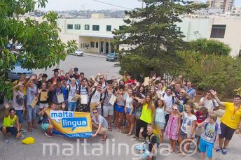 Un grand groupe d'étudiants à l'extérieur de l'école
